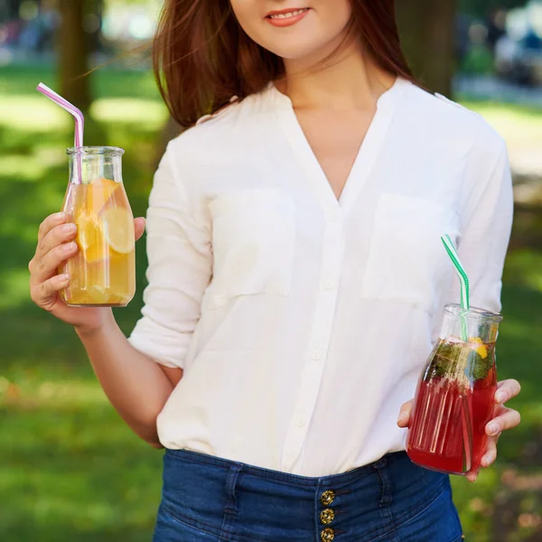 Gezonde levensstijl. Jonge vrouw met detox — Stockfoto