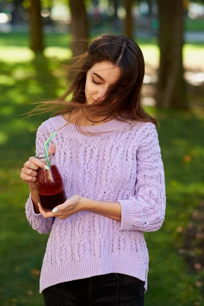 Estilo de vida saludable. Feliz joven con desintoxicación — Foto de Stock