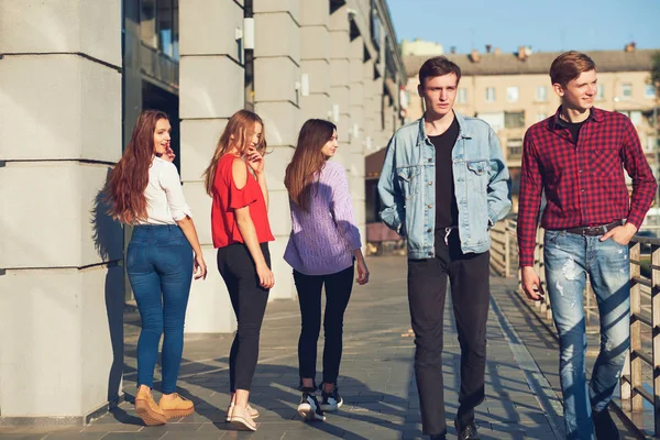 Grupo de mujeres jóvenes coqueteando con hombres en la ciudad . — Foto de Stock