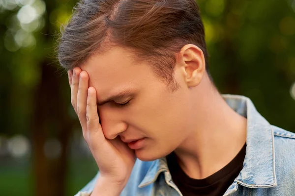 Mens dumt misstag. Skuld, baksmälla koncept — Stockfoto