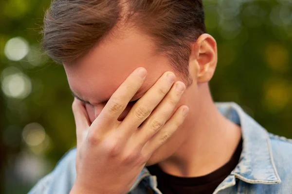 Pria dengan sakit kepala, migrain atau stres . — Stok Foto