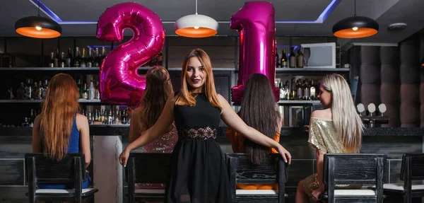 Femme 21 fête d'anniversaire en boîte de nuit — Photo