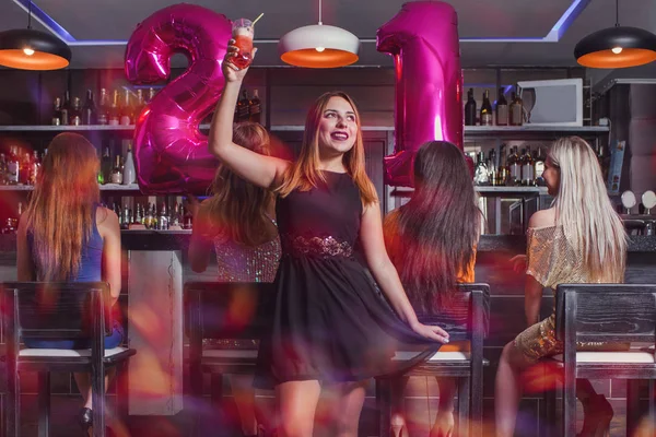 Jeune femme 21 fête d'anniversaire en boîte de nuit — Photo