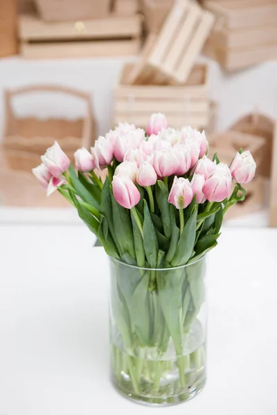 Hermosos tulipanes rosados luz en jarrón de vidrio — Foto de Stock