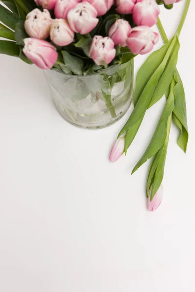 Vista superior luz tulipanes rosados en jarrón de vidrio — Foto de Stock