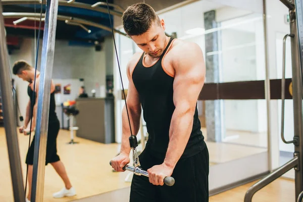 Poder muscular hombre gimnasio deporte concepto . — Foto de Stock