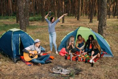 Piknik yemeği arkadaşlar gitar müzik konsepti orman.