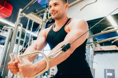 Güç kas gülümseyen adam spor salonu spor kavramı.