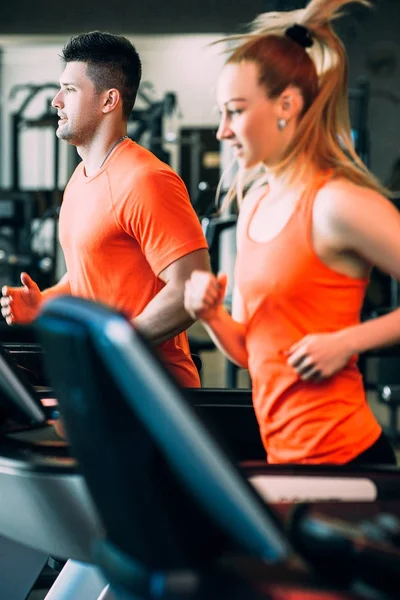 Correr pareja deporte bienestar gimnasio concepto . — Foto de Stock