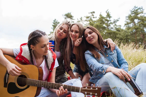 Kobieta gra gitara natura turystyki szczęśliwy koncepcja. — Zdjęcie stockowe