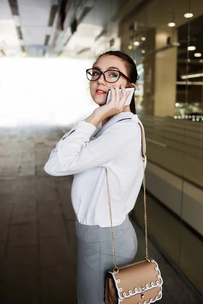 若い女性のライフ スタイルの携帯電話通信 — ストック写真