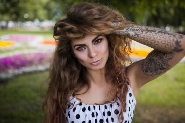 Hayattaki duyulan güven. Baştan çıkarıcı kadın güzelliğinin