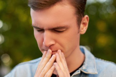 Adam baş ağrısı, migren veya stres ile.