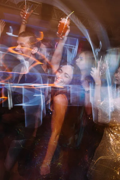 Gelukkig feest in nachtclub in wazig beweging — Stockfoto