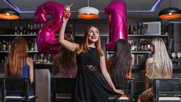 Jeune femme 21 fête d'anniversaire en boîte de nuit — Photo