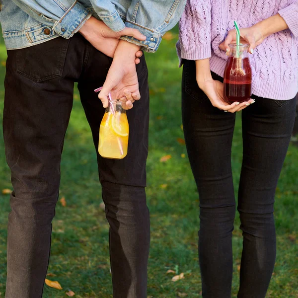 Detoks için zaman. Gençlik meyve suyu kokteylleri ile — Stok fotoğraf