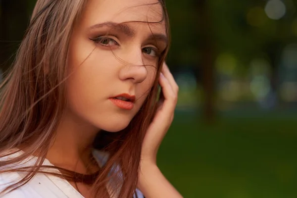 Groot verlies. Treurige vrouw met negatieve emotie — Stockfoto