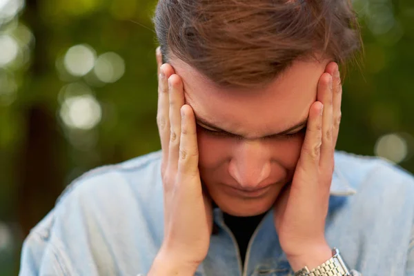 Homem com dor de cabeça, enxaqueca ou estresse . — Fotografia de Stock