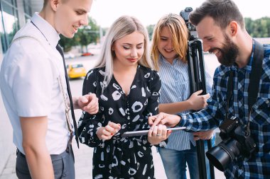 ekip çalışması sahne arkası fikirleri tartışma beyin fırtınası