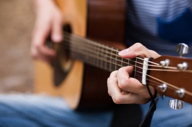 Müzisyen yaşam tarzı gitar doğa kavramı.