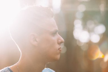 Güneş ışığı adam doğa yalnız kavramı.