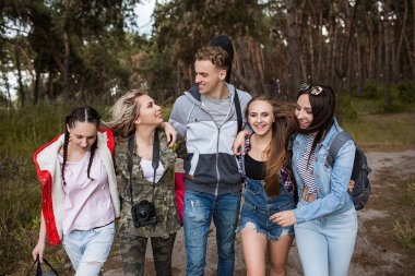 Genç arkadaşlar grup orman turizm kavramı