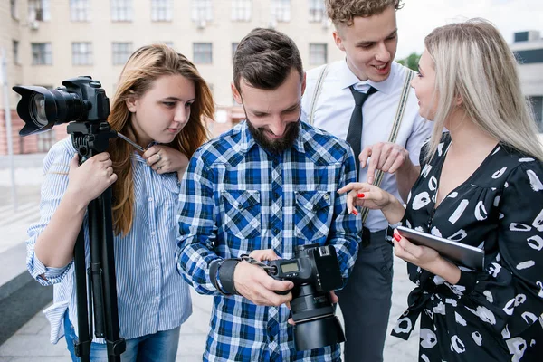 Trabajo en equipo ideas entre bastidores discusión lluvia de ideas — Foto de Stock