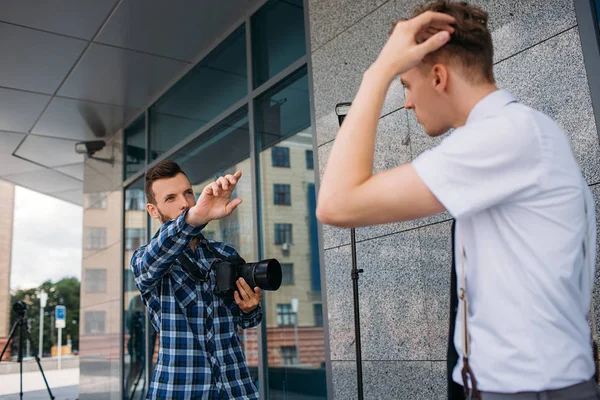 Фотограф направляет творческие идеи фотосессии — стоковое фото