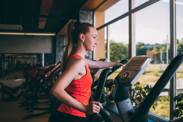 Deporte chica ejecutar orbitrek gimnasio cuerpo fitness concepto . — Foto de Stock