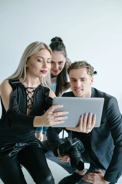 Backstage team work gruppo selfie lifestyle concept — Foto Stock