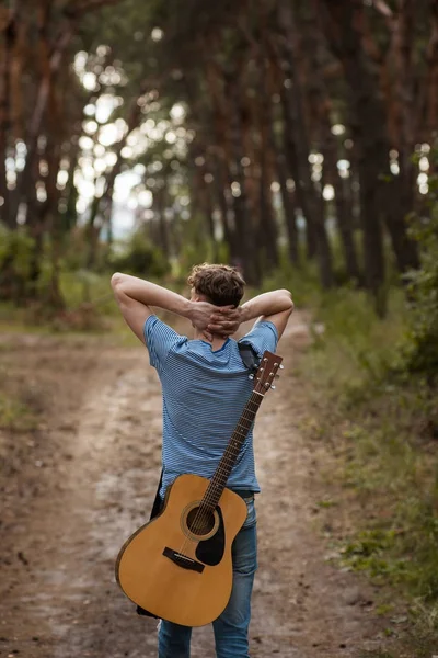 Talentoso guitarrista tocando conceito de caminhadas florestais . — Fotografia de Stock