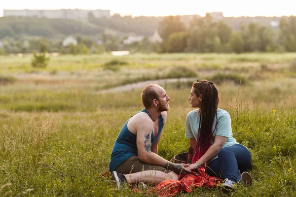 Paar romantiek natuur picknick concept. — Stockfoto