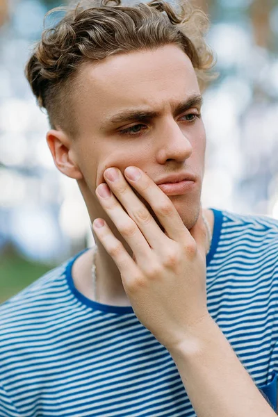 Zamyšlený hezký tramp muž přírodní koncept. — Stock fotografie