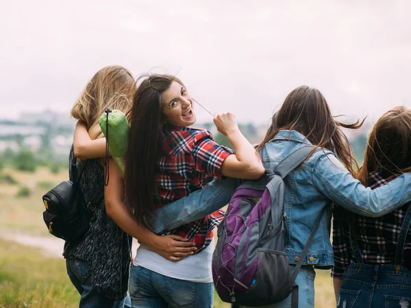 Abrazos amistosos admiran concepto de turismo de naturaleza — Foto de Stock