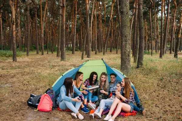 Znajomi turyści pyszne piknik jedzeniem i piciem — Zdjęcie stockowe