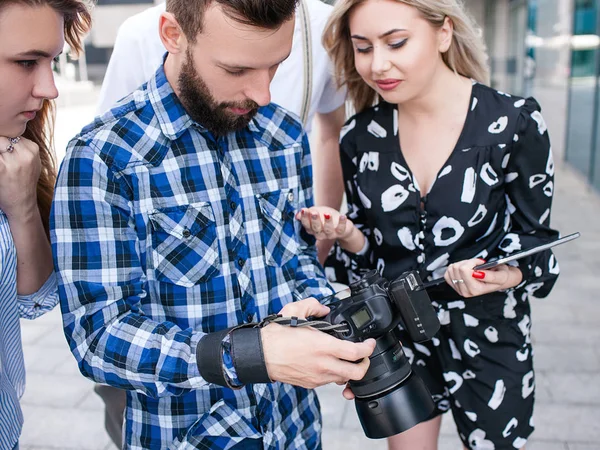 Trabajo en equipo ideas entre bastidores discusión lluvia de ideas — Foto de Stock