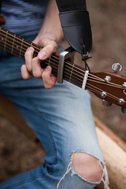 Müzisyen yaşam tarzı gitar doğa kavramı.