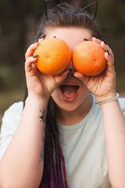 Pomarańczowy owoc natura kobieta żartuje zdrowe koncepcja. — Zdjęcie stockowe