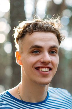 Mutlu yakışıklı uzun yürüyüşe çıkan kimse gülümseme adam doğa kavramı.