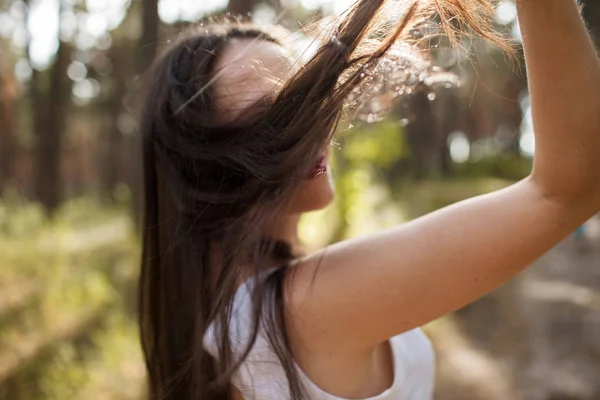 Piuttosto sconosciuto donna foresta felicità concetto . — Foto Stock