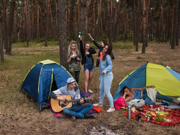 Przyjaciele taniec z gitarą. Reszta turystycznych na charakter. — Zdjęcie stockowe