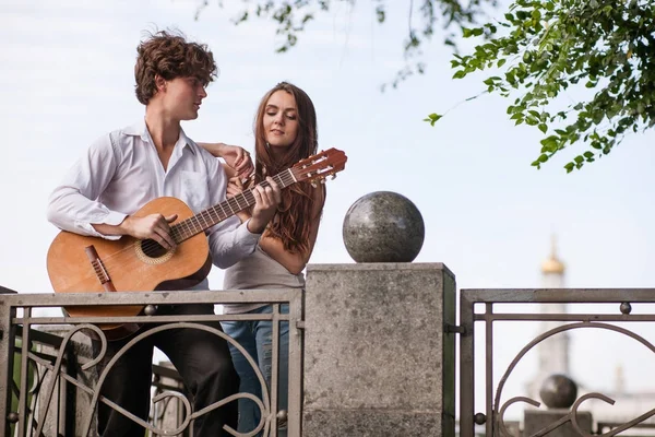 Романтическая городская пара гитарная музыка — стоковое фото