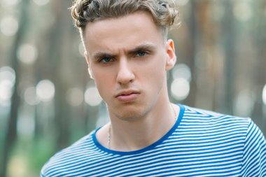 Memnun yakışıklı uzun yürüyüşe çıkan kimse adam doğa kavramı.