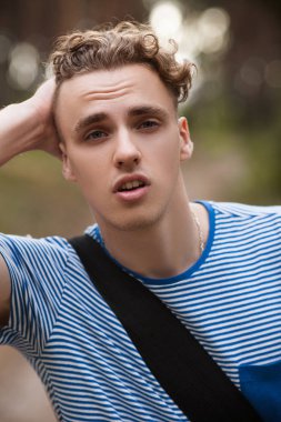 Üzgün yakışıklı uzun yürüyüşe çıkan kimse adam doğa kavramı.