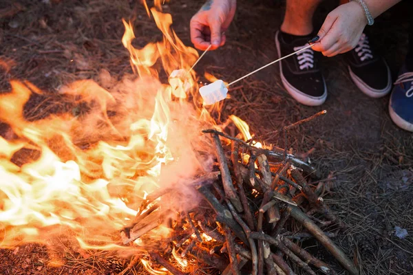 Picknick Paar Tourismus Lagerfeuer-Konzept. — Stockfoto