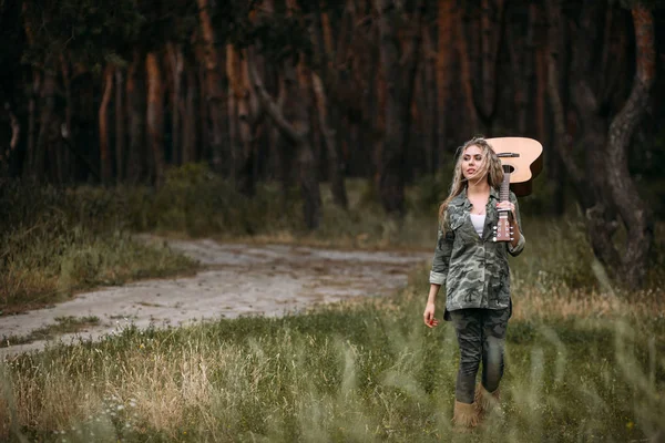 Jolie femme guitare nature mode look concept . — Photo