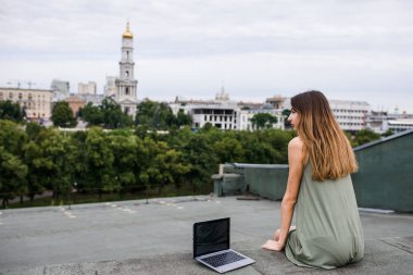 Şehir dinlenme çatı serbest meslek e-ticaret kavramı
