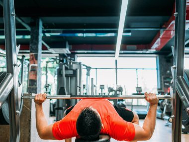 Zor spor salonunda egzersiz vücut geliştirme adam kavramı.