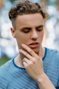 Dalgın yakışıklı uzun yürüyüşe çıkan kimse adam doğa kavramı.