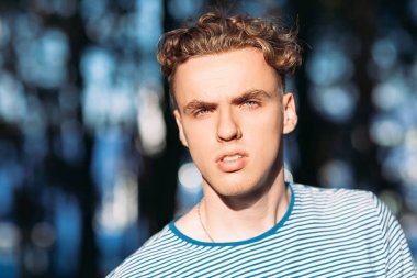 Dalgın yakışıklı uzun yürüyüşe çıkan kimse adam doğa kavramı.